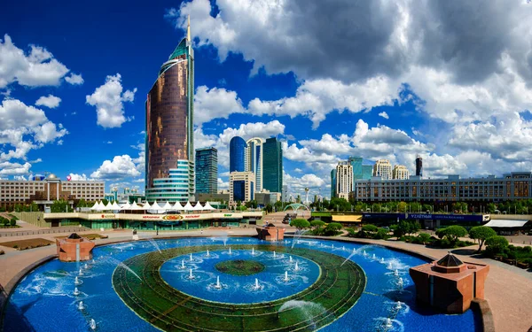 Nur-Sultan 'da (Astana) merkez bulval. Kazakistan. Fotoğraf 17.05.2020 'de çekildi.