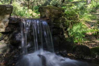 bahçede şelale üzerinde manzara