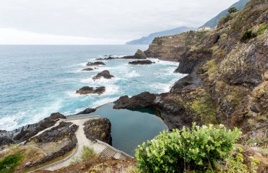 Madeira Adası, Po 'daki Seixal doğal havuzlarının üzerindeki manzara.