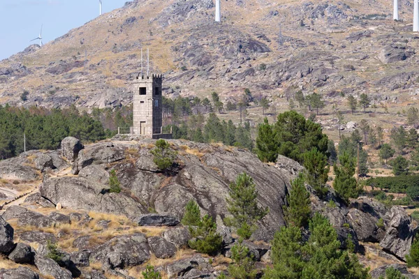 Guarda bölgesindeki Sortelha kalesinin saat kulesinin görüntüsü, P