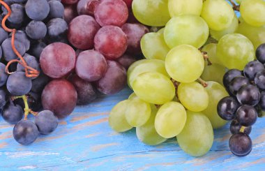  Bir ahşap kutu metin için yer bir mavi ahşap zemin üzerine farklı sınıflarda taze üzüm. 