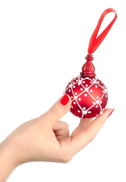 Piros karácsonyi gömb egy női kéz, egy fehér háttér. A karácsonyi háttér a szöveg szóközzel. — Stock Fotó