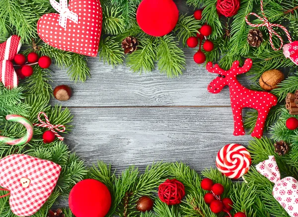 Kerst frame met kerstboom textieldecoraties op een houten grijze achtergrond. Een achtergrond van de kerst met voor de tekst. — Stockfoto