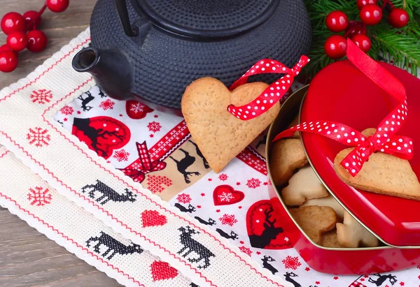 Gingersnap de Noël sur le tissu de Noël brodé sur un fond en bois . — Photo