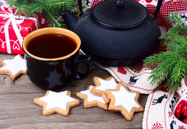 Noel gingersnap ve ahşap bir zemin üzerine işlemeli kumaş üzerine çay. Telifsiz Stok Imajlar