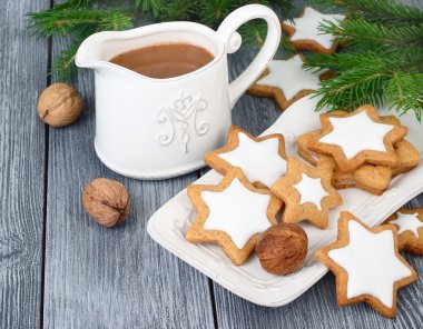 Sır ve gri bir ahşap zemin üzerine sıcak çikolata ile Noel gingersnap. Bir Noel arka plan metin için yer ile.