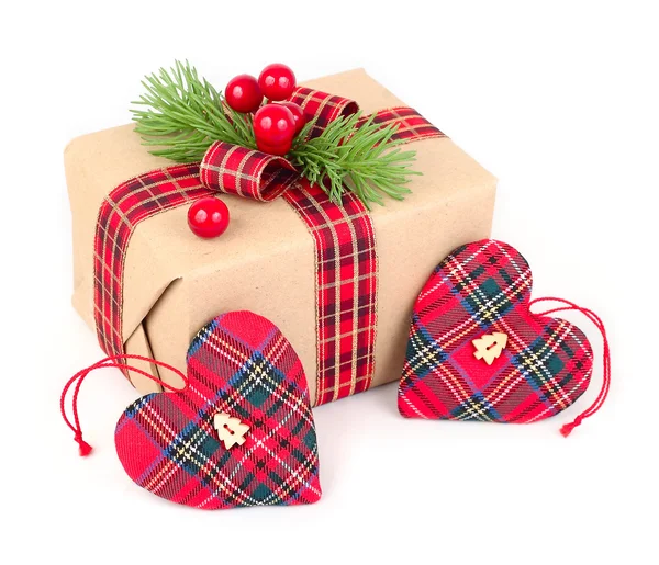 Geschenk box en textiel kerst hart op een witte achtergrond. — Stockfoto