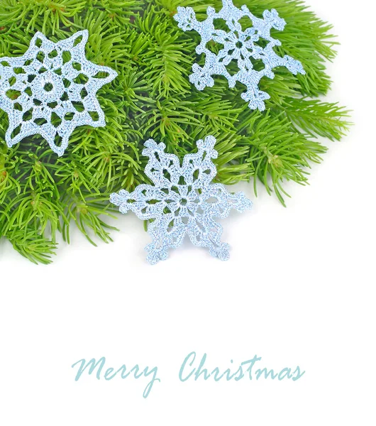 크리스마스 트리와 흰색 바탕에 니트 레이스 눈송이의 무성 한 지점. 텍스트에 대 한 공간을 가진 크리스마스 배경. — 스톡 사진