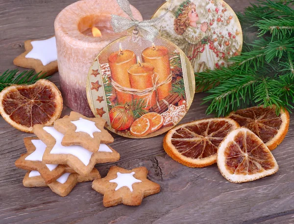 Decoratieve kerstboom decoraties en gedroogde sinaasappelen op een houten achtergrond. Een Kerstmis achtergrond met ruimte voor de tekst. Stockfoto