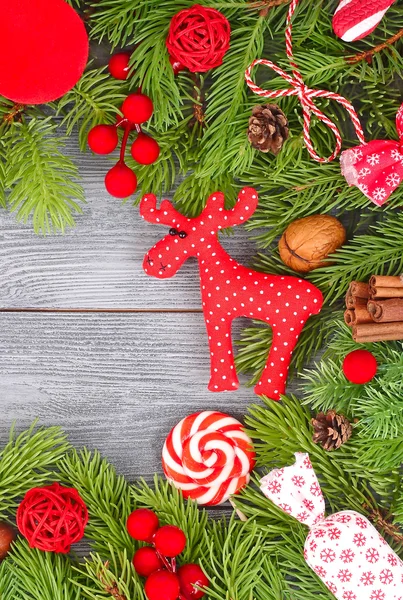 Cornice natalizia con decorazioni tessili dell'albero di Natale su sfondo grigio in legno. Uno sfondo natalizio con per il testo . — Foto Stock
