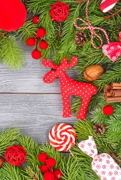 Kerst frame met kerstboom textieldecoraties op een houten grijze achtergrond. Een achtergrond van de kerst met voor de tekst. — Stockfoto