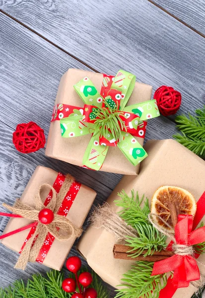 Christmas gifts on a gray wooden background. A Christmas background with space for the text. Top view. — ストック写真