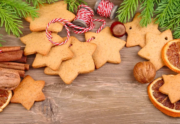Christmas gingersnap i form av stjärnor på en sträng på en grå trä bakgrund. En jul bakgrund med plats för texten. — Stockfoto