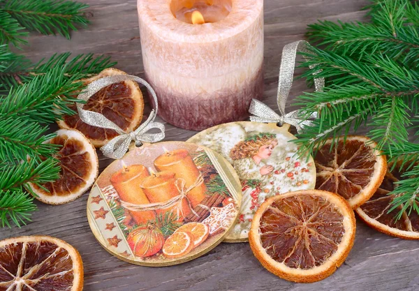 Decoraciones decorativas de árboles de Navidad y naranjas secas sobre un fondo de madera. Un fondo navideño con espacio para el texto . —  Fotos de Stock