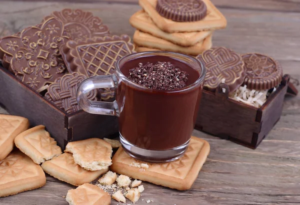 Tasse heiße Schokolade, ausgefallene Schokolade und Kekse auf einem hölzernen Hintergrund mit Platz für den Text. — Stockfoto