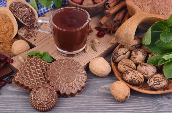 Kopje warme chocolademelk en vrolijk chocolade op een houten achtergrond met ruimte voor de tekst. Stockfoto
