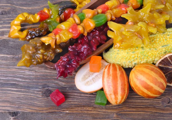 Orientalische Süßigkeiten Und Exotische Früchte Auf Einem Hölzernen Hintergrund Mit lizenzfreie Stockfotos