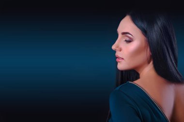 Bir şık elbiseli uzun saçlı güzel esmer