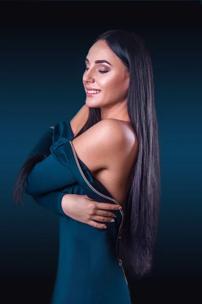 Zeer mooie brunette met lange haren in een elegante jurk — Stockfoto