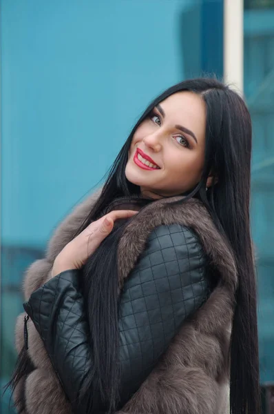 Menina bonita com um sorriso na cintura de pele — Fotografia de Stock