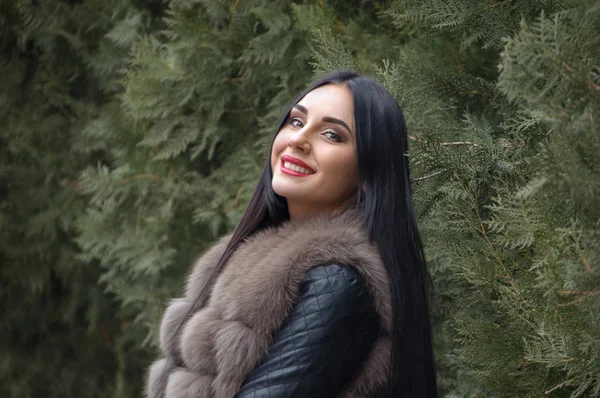 Menina atraente com um sorriso na cintura de pele — Fotografia de Stock