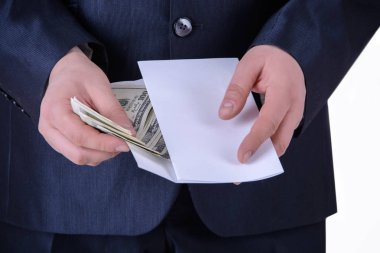 Yakın çekim elini adamın para zarfı tutuyor.