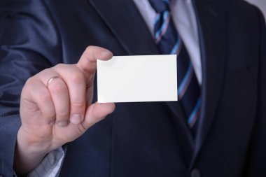 Bir işadamı ile bir iş kartı gösteren bir takım elbise