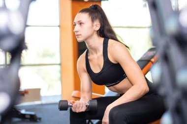 spor salonunda dumbbells ile kız