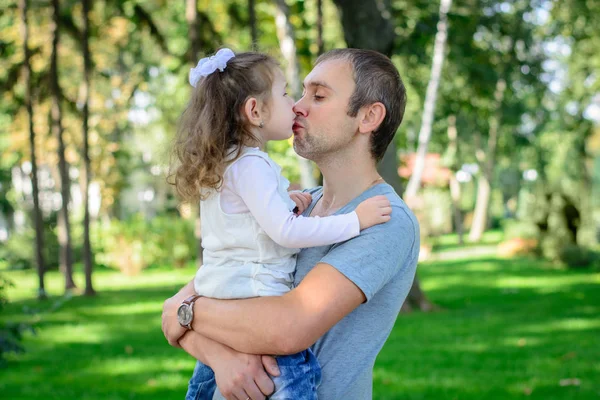 Otec a dcera políbit navzájem — Stock fotografie