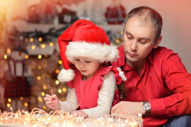 Küçük kız ve babası Noel Baba 'ya bir dilek mektubu yazdılar. Noel zamanı. Yeni Yıl.