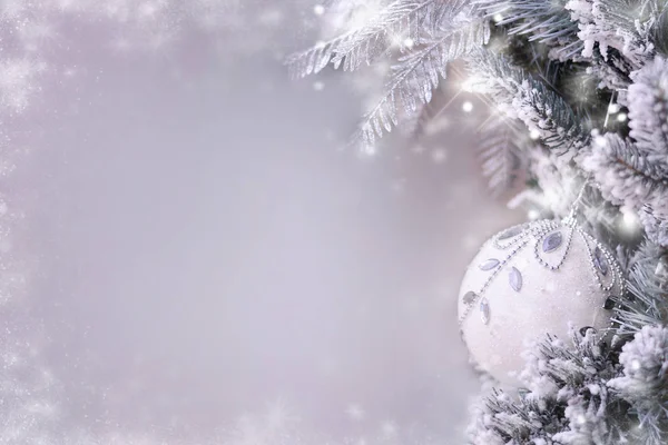 खजूर के पेड़ और त्योहार क्रिसमस खिलौना के साथ क्रिसमस पृष्ठभूमि — स्टॉक फ़ोटो, इमेज