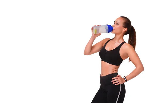 Hermosa chica aislada sobre un fondo blanco bebida saludable.Concepto de un estilo de vida saludable . — Foto de Stock