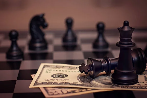 Δολάρια, σκάκι. Έννοια της απώλειας και της νίκης — Φωτογραφία Αρχείου