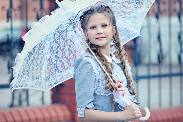 Portrait Une Belle Fille Robe Rétro Avec Parapluie Rétro Dans — Photo