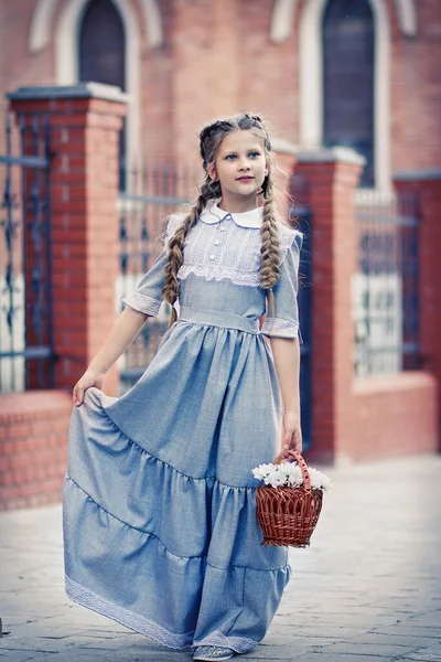 Hermosa Chica Vestido Retro Lleva Una Cesta Con Flores — Foto de Stock