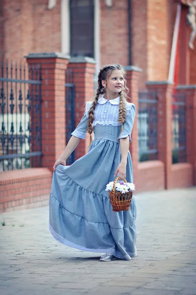 Hermosa Chica Vestido Retro Lleva Una Cesta Con Flores — Foto de Stock