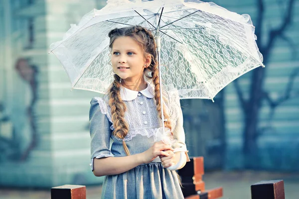 Menina Vestido Vintage Com Guarda Chuva Retro — Fotografia de Stock