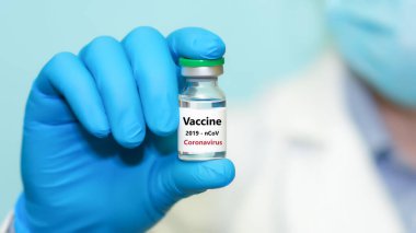 Bir doktor koronavirüs aşısı tutuyor. Aşı, ilaç, sağlık hizmetleri kavramı.