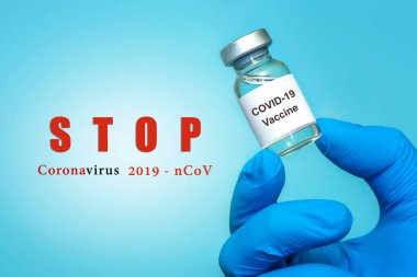 Doktor ya da hemşire ellerinde aşı tutan eldivenler var. 