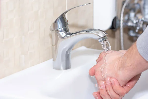 Mężczyzna Myje Ręce Pod Bieżącą Wodą Zdjęcie Bliska Koncepcja Zdrowia — Zdjęcie stockowe