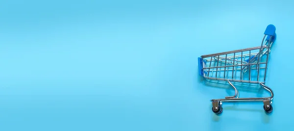 青い背景に空のショッピングバスケット ショッピング ショッピングオンラインコンセプト コピースペース トップビュー バナー — ストック写真