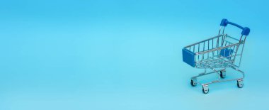 Mavi arka planda boş bir alışveriş sepeti. Çevrimiçi alışveriş konsepti. Opy Space. Banner.