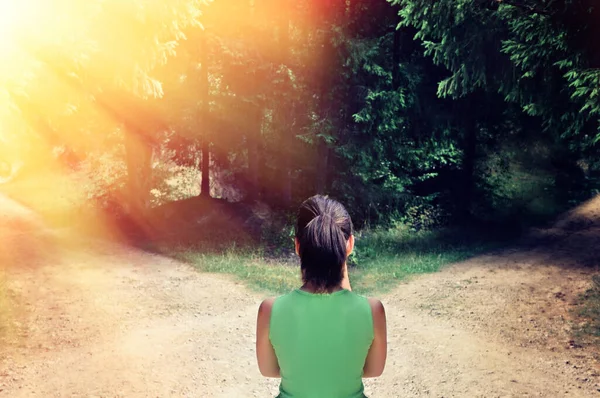 Çatallı yola yakın bir seçim yapan bir kız. Çözüm konsepti: başarıya giden yol ve risk yolu.