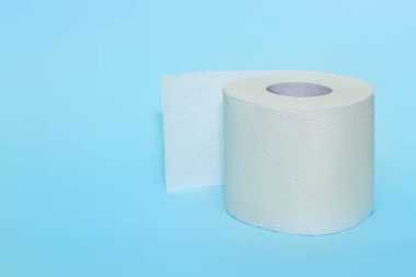 Mavi arka planda tuvalet kağıdı rulosu. Kronavirüs kavramından dolayı tuvalet kağıdı alımı. Temizlik, hijyen, kısırlık, virüsün yayılmasını durdurun.