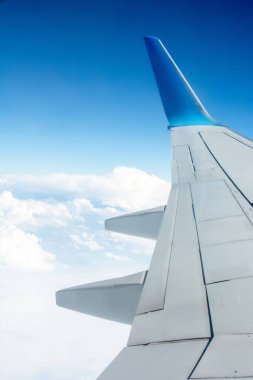 Uçuşlar iptal edildi. Coronavirüs salgını nedeniyle seyahatler iptal edildi. Coronavirüs salgını, covid 19 salgını, uyarı sembolü, seyahat iptal edilmiş konsept