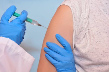 Doktor koronavirüse karşı aşı oldu. Coronavirus 2019-nCoV aşısı. Koronavirüsü durdurun..
