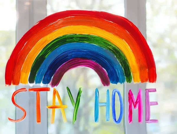 Colorato Arcobaleno Testo Stay Home Dipinto Con Vernici Sulla Finestra — Foto Stock