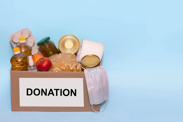 Comida Una Caja Cartón Donación Aislada Sobre Fondo Azul Espacio — Foto de Stock