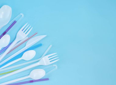 Plastik atıklar, mavi arka planda plastik kaplar, düz bir döşeme. Tek kullanımlık plastiğe hayır de. Ekoloji çevresel bakımı. Metin için alanı kopyala.