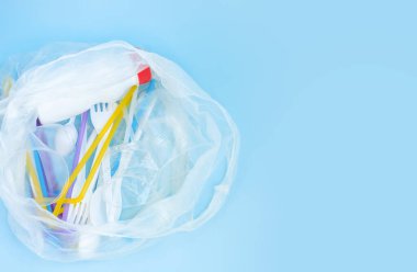 Plastik atıklar, mavi arka planda plastik kaplar, düz bir döşeme. Tek kullanımlık plastiğe hayır de. Ekoloji çevresel bakımı. Metin için alanı kopyala.